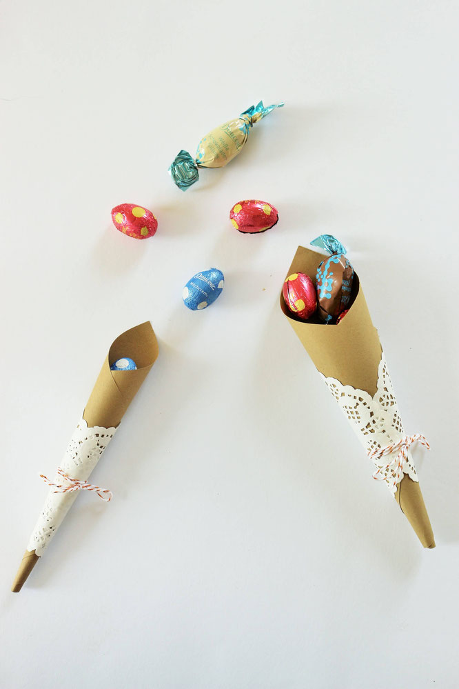 Bild: Geschenkverpackung als Ostertüte einfach selber machen - Mit dieser Anleitung schöne Verpackungen aus Papier und Tortenspitze für Ostern basteln; gefunden auf www.partystories.de