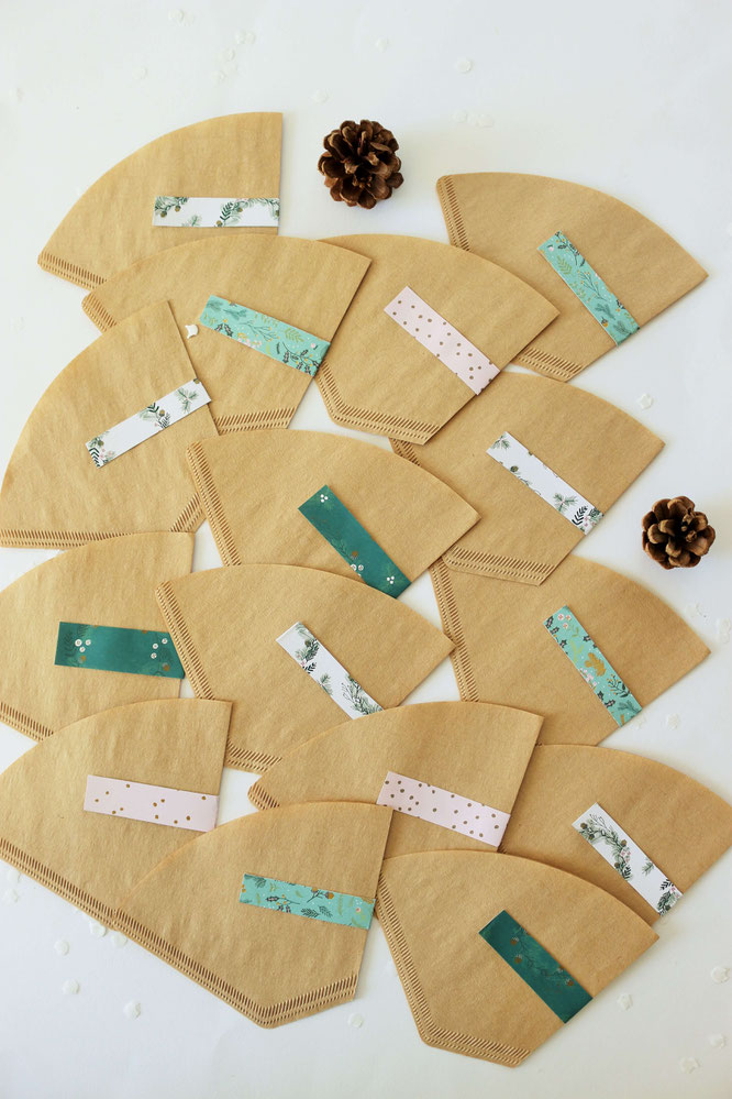Bild: DIY Upcycling Adventskalender mit Kaffeefilter zum Aufhängen selber machen - Ideen und Schritt-für-Schritt Anleitung von Partystories.de // #Advent #Adventskalender #DIYadventskalender #Upcycling
