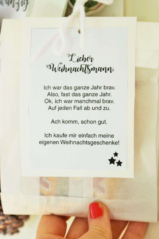 Bild: DIY Adventskalender Idee mit Kleiderbügel und Papiertüten, inklusive Freebie Zahlen zum ausdrucken im angesagten Lettering-Style; gefunden auf www.partystories.de