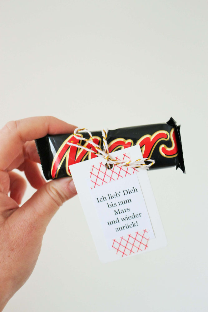 Bild: Geschenk Idee Schokolade // So einfach kannst Du Schokoriegel schön verpacken und verschenken, mit Freebie Bastelvorlage für Geschenkanhänger! (gefunden auf www.partystories.de)