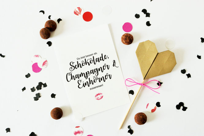 Bild: DIY Geschenk zum Valentinstag für Sie und Ihn, kreative Geschenkidee für den Valentinstag mit diesen Freebie Karten und Poster zum runterladen; gefunden auf www.partystories.de