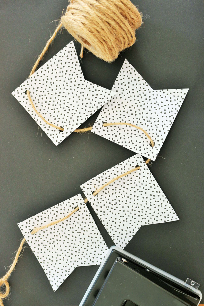 Bild: DIY Oster Deko Girlande - Mit dieser Freebie Bastelvorlage Oster Deko ganz einfach selber basteln; gefunden auf www.partystories.de