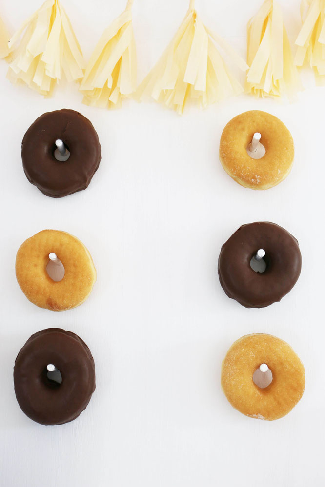 Bild: DIY Donut/Bagel Wall, mit dieser Schritt-für-Schritt Anleitung Mit dieser Schritt-für-Schritt Anleitung machst Du eine eigene Donut/Bagel Wand für die Hochzeit oder jede andere Party als Deko, von www.partystories.de!