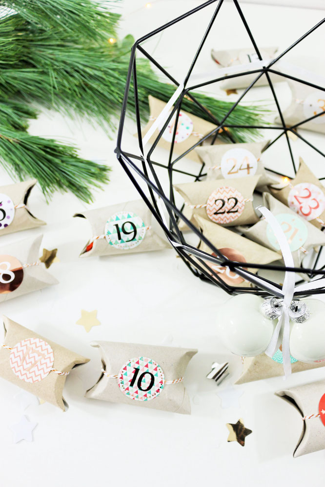 Bild: DIY Upcycling und zero waste Adventskalender gestalten – mit dieser Anleitung ganz einfach, günstig und schnell einen DIY Adventskalender aus Papierrollen selber machen // gefunden auf www.partystories.de // #diyadventskalender #upcycling #zerowaste