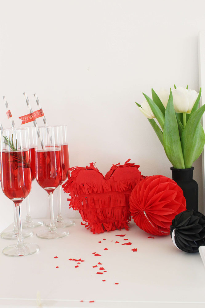 Bild: DIY HERZ PINATA // Eine DIY Herz Pinata als kreative Idee für Party Deko oder Geschenk Idee zum Valentinstag oder eine Hochzeit mit dieser Anleitung und Bastelvorlage einfach selber machen; gefunden auf www.partystories.de
