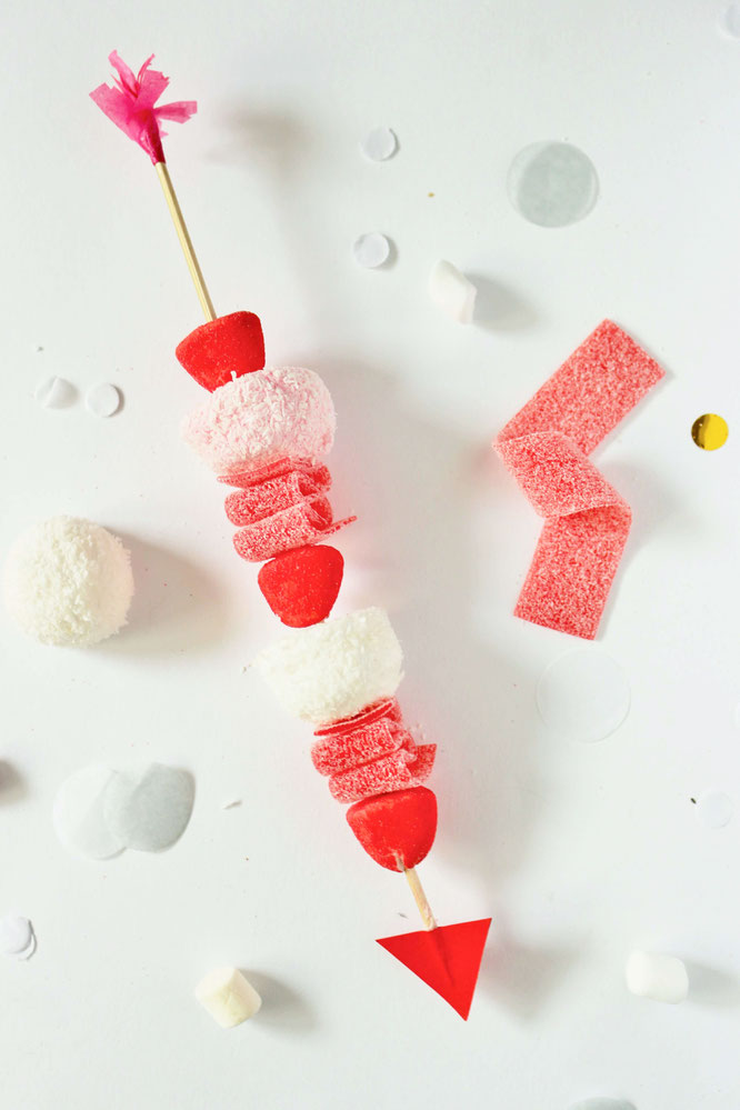 Bild: Süßigkeiten als Geschenkidee selber machen – mit dieser Anleitung Süßigkeiten Spieße zum Valentinstag verschenken; gefunden auf dem DIY Deko & Partystleing Blog Partystories.de // #Valentinstag #DIYgeschenk #LoveisSweet