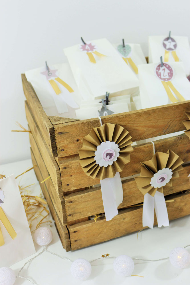 Bild: DIY Adventskalender für Kinder & Pferde-Fans mit dieser Anleitung als Upcycling-Adventskiste ganz einfach und kreativ selber machen. Mit Schritt-für-Schritt Anleitung für Reiterabzeichen. // Partystories.de entdecken! // #diyAdventskalender #Pferde
