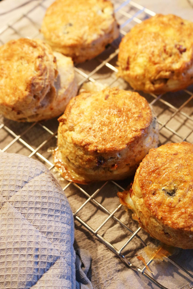 Bild: Einfaches rezept für herzhafte Scones - leckere herzhafte Scones für einen Brunch oder die Tea Party mit getrockneten Tomaten, Oliven und Schafskäse ganz einfach selber backen; gefunden auf www.partystories.de