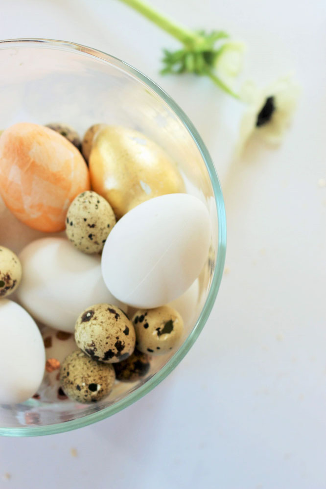 • Bild: DIY Dekoration für Ostern – Ostereier mit Servietten und Blattgold basteln, die Alternative zum Ostereier bemalen; Ideen und Anleitung gefunden auf www.partystories.de