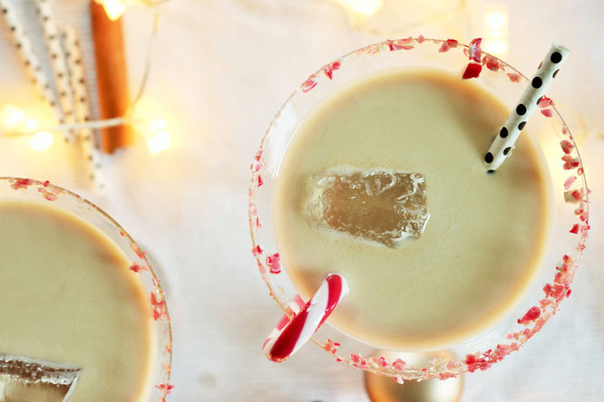 Bild: Dieses Rezept für einen leckeren und cremigen Candy Cane Cocktail mit Zuckerstangen solltest Du unbedingt im Advent und an Weihnachten mal probieren! gefunden auf www.partystories.de
