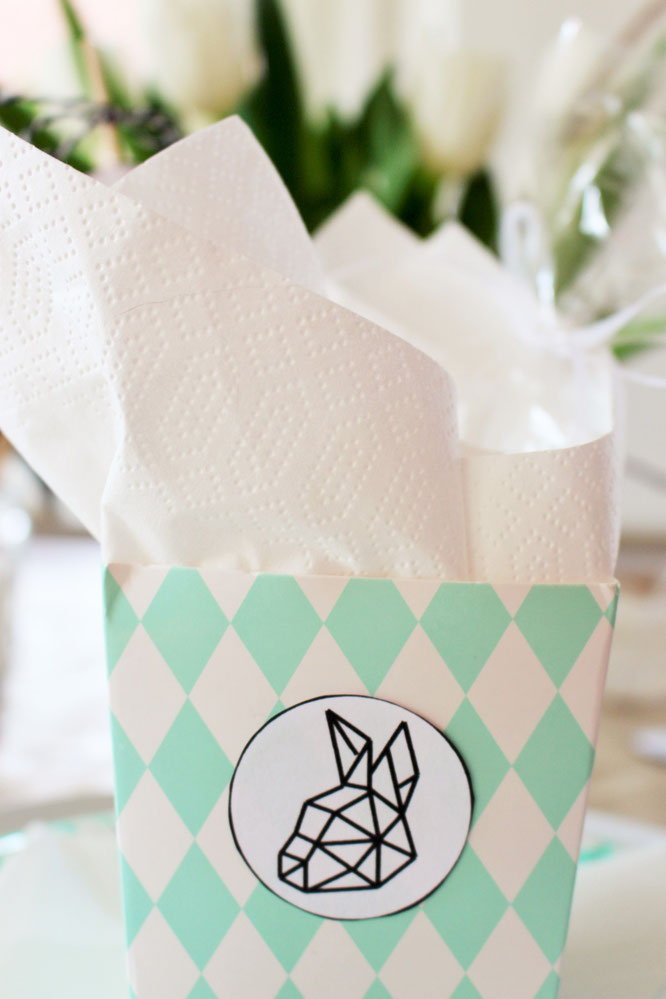 Bild: DIY Dekoration für Ostern basteln - mit diesem Freebie Vorlage schöne Kuchentopper, Cake Topper und Brunch Deko selber machen, diese und noch mehr kreative DIY Deko Ideen für Ostern gibt's auf www.partystories.de
