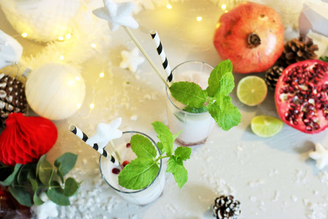 Bild: Rezept Winter Cocktail - perfekt für Advent, Weihnachten oder die Silvester party. Winter Mojito mit Batida Rum, Kokosnuss, Granatapfel und Minze // Rezept und Fotos von Partystories.de // #Wintercocktail #Mojito #Weihnachtscocktail #batida
