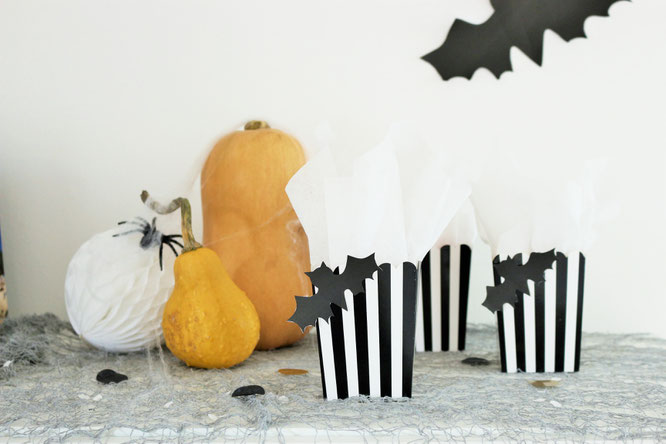 Bild: Eine schnelle last-minute Idee, um Halloween Süßigkeiten zu verpacken - in einer Papierbox samt Fledermaus Dekoration als Freebie Bastelvorlage, gefunden auf www.partystories.de