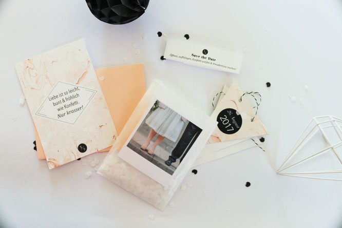 Bild: Suchst Du Save-the-date Ideen zum selber machen? Ich zeige Dir ein modernes DIY Set aus Karte, Polaroid Foto und Girlande von unserer Hochzeit! Noch mehr DIY Deko Ideen findest Du auf www.partystories.de