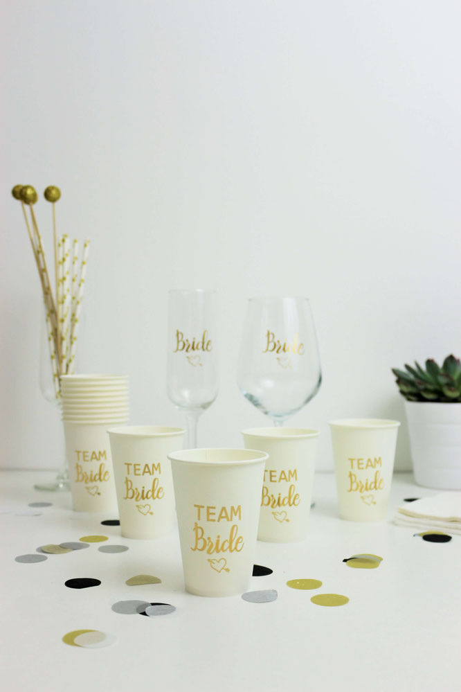 Bild: DIY Deko Idee für den JGA und die Brautparty - so einfach Gläser und Becher mit temporären Tattoos wie „Team Bride“ individuell gestalten // gefunden auf www.partystories.de // #teambraut #teambride #jga #Brautparty #bridalparty #diydeko