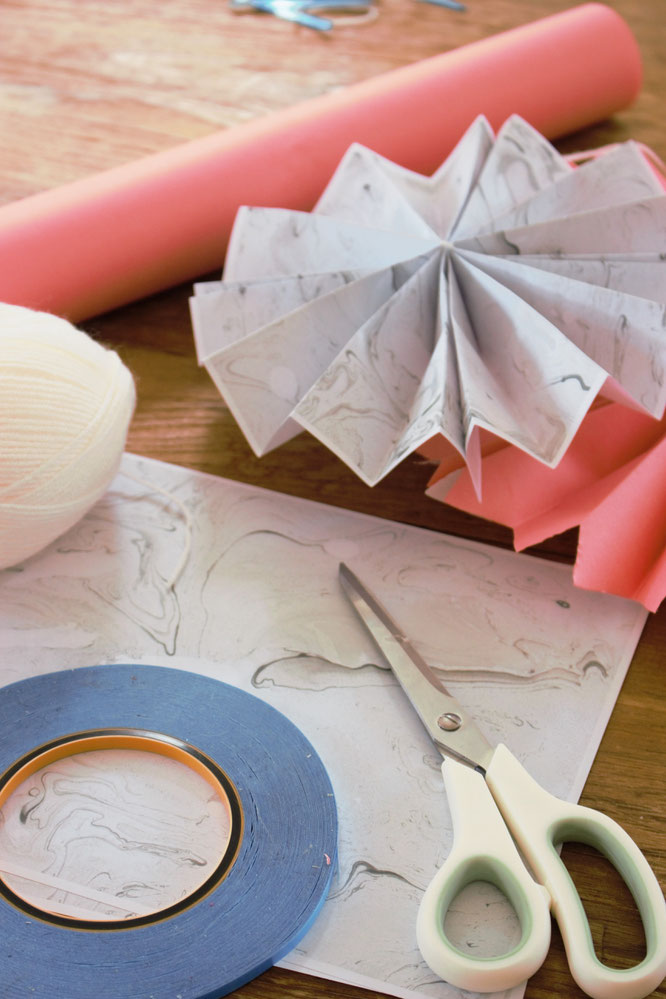 Bild: DIY Papier Rosetten und Papierfächer - mit dieser Anleitung Papierfalter als Partydeko und Hochzeitsdeko einfach selber machen, gefunden auf www.Partystories.de