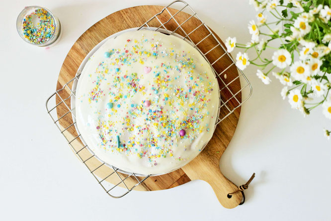 Bild: Funfetti Ruehrkuchen Rezept // So einfach einen bunten Kuchen mit Streuseln backen – perfekt zur Einschulung, den Kindergeburtstag, oder eine bunte Funfetti-Konfetti Party // Rezept & Fotos vom Kreativblog Partystories.de Düsseldorf // #Kuchenrezept