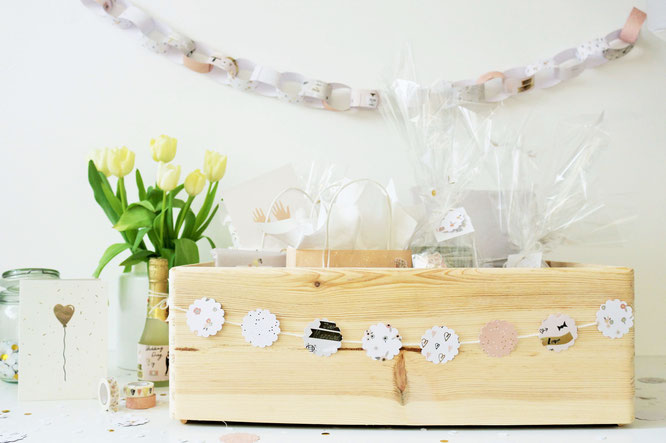 Bild: DIY Brautkalender- finde Ideen für einen Braut Countdown Kalender als Geschenk zum selber machen, mit Tipps zum Befüllen und Verpackungsideen // gefunden auf www.partystories.de // #diyHochzeit #Brautkalender #geschenkidee #ricodesign