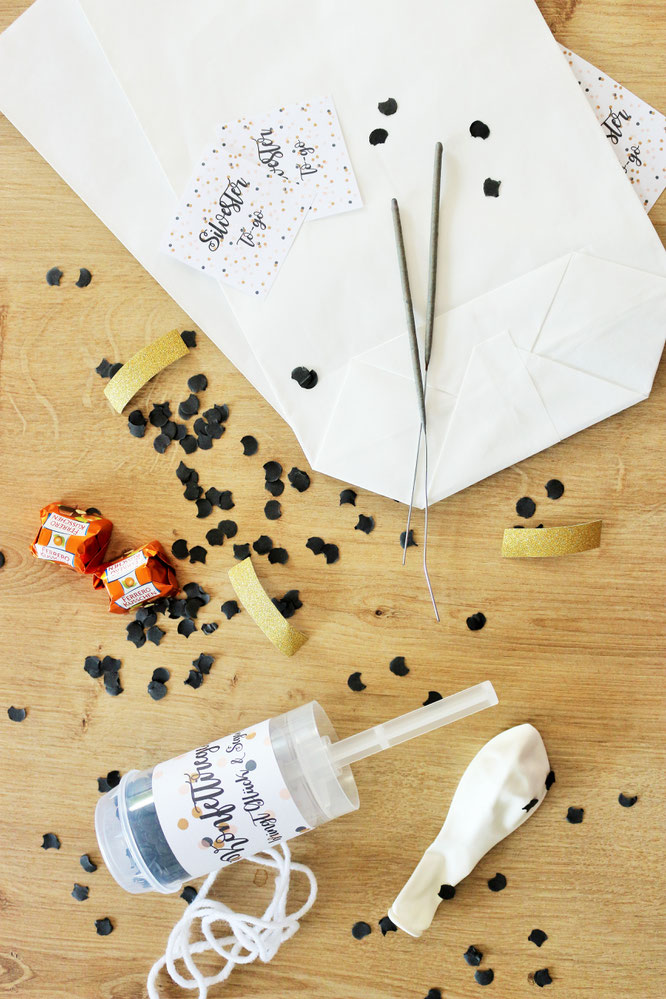 Bild: ein schnelles DIY Geschenk für die Silvesterparty: Silvester to-go - mit Glückskeksen, Wunderkerzen, Konfetti und Mitternachtsküsschen, gefunden auf Partystories.de