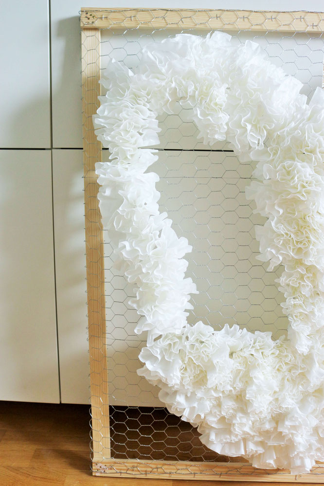 Bild: DIY Deko Backdrop für die Party oder Hochzeit – mit dieser Anleitung ganz einfach eine Upcycling Dekoration aus alten Kaffeefiltern selber basteln // gefunden auf dem Partystyling Blog Partystories.de // #diydeko #Kaffee #partydeko #hochzeitsdeko