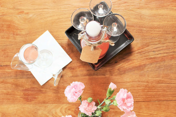 Bild: Frühlingsrezepte mit Rhabarber? Wie wäre es mit selbstgemachtem Rhabarber-Schnapps? Eine schnelle DIY Geschenkidee, lecker und für jeden Anlass! Gefunden auf www.partystories.de