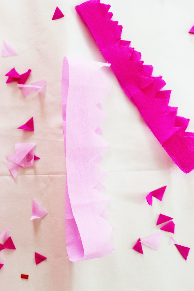 Bild: Knallbonbons selber machen - mit dieser Schritt-für-Schritt Anleitung schöne DIY Knallbonbons basteln, die nicht nur für Silvester eine schöne Deko Idee sind; gefunden auf www.partystories.de