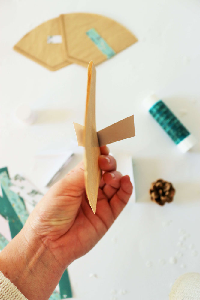 Bild: DIY Upcycling Adventskalender mit Kaffeefilter zum Aufhängen selber machen - Ideen und Schritt-für-Schritt Anleitung von Partystories.de // #Advent #Adventskalender #DIYadventskalender #Upcycling