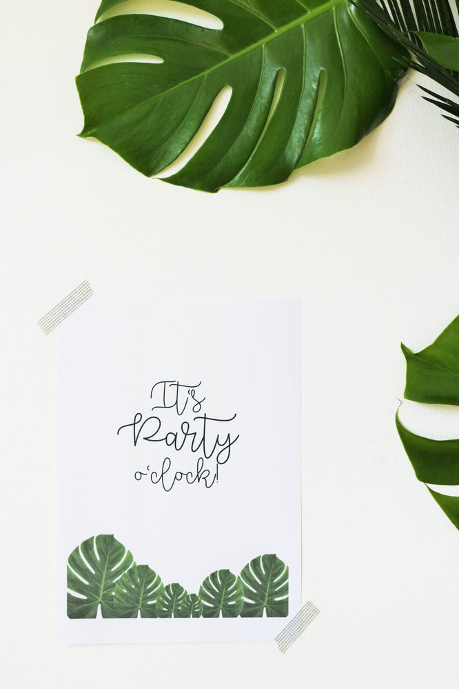 Bild: DIY Greenery und urban Jungle Deko Ideen für die Party und Hochzeit; mit Freebie Bastelvorlage für Monstera Party Deko Printables; gefunden auf www.partystories.de