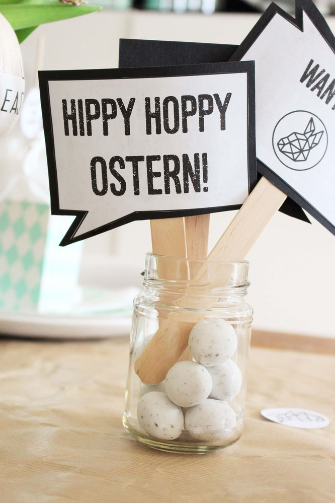 Bild: DIY Oster Schilder basteln - Mit dieser Freebie Bastelvorlage Oster Schilder und Photoprops als Deko für Ostern selber machen; gefunden auf www.partystories.de
