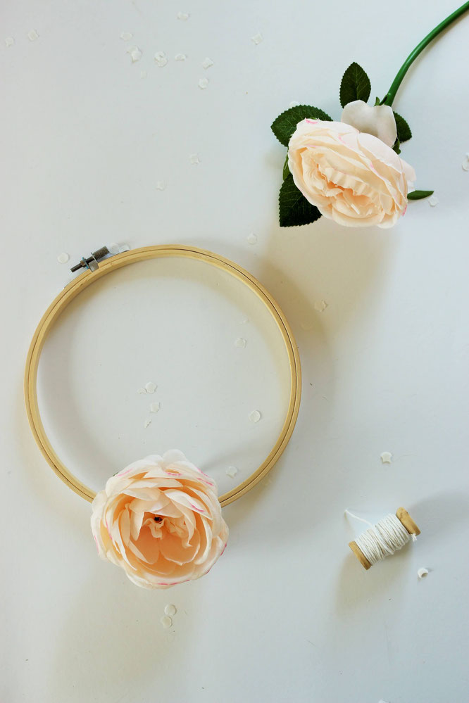 Bild: DIY Dekoration mit runden Holz-Stickrahmen und Blumen selber basteln: Mit dieser Schritt-für-Schritt Anleitung kannst Du schöne Deko für die Party oder Hochzeit im Vintage-Stil oder Boho-Stil selber machen; gefunden auf www.partystories.de