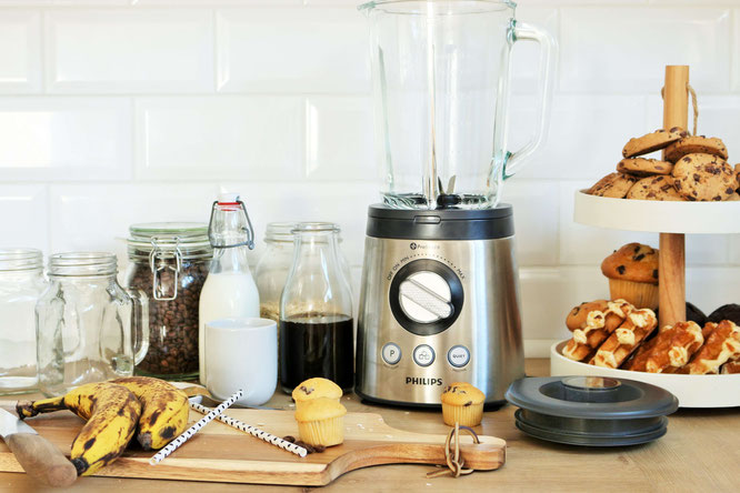 Bild: Kaffee Smoothie – mit diesem Rezept einen gesunden Kaffee Smoothie mit Banane, Haferflocken und kalten Kaffee zum Frühstück, als Frühstück-Bowl oder für einen Brunch ganz einfach selber machen // Rezept von www.partystories.de // #Rezept #Brunch