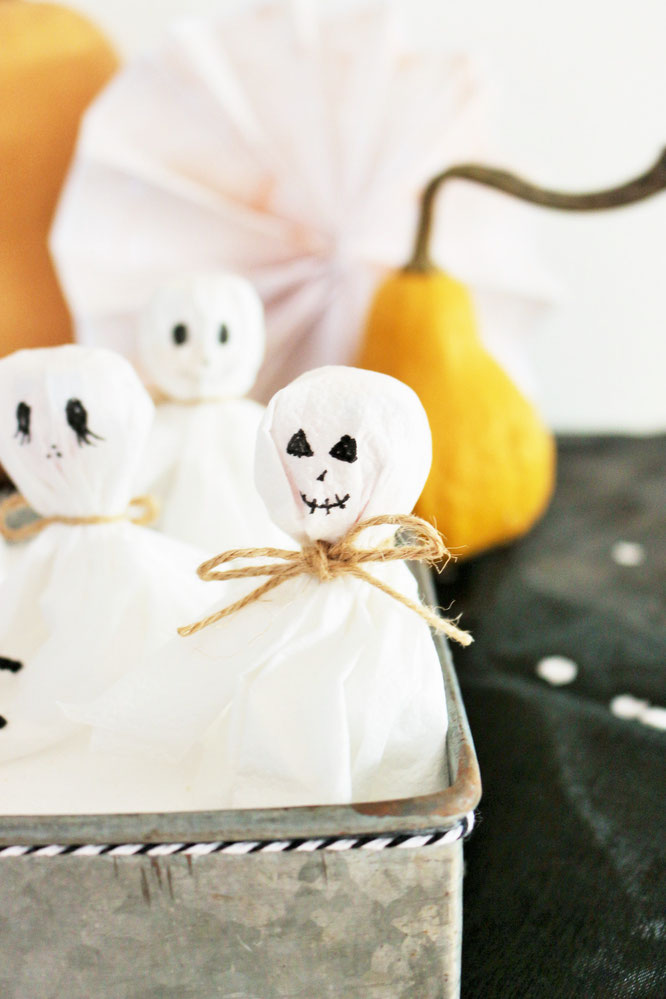 Bild: Eine schnelle last-minute Idee, um Halloween Süßigkeiten zu verpacken: Als Geister-Lutscher samt Servietten, gefunden auf www.partystories.de