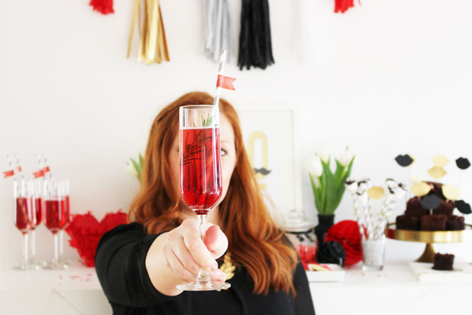 Bild: Valentinstag Partydeko, Sweet Table und Candybar zum Valentinstag, Galentinesday feiern, gefunden auf Partystories.de
