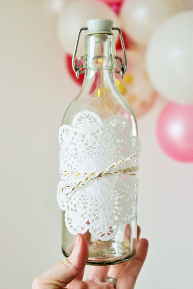 Bild: DIY Deko Ideen für die Party und die Hochzeit mit Tortenspitze - so einfach kannst Du Tischedeko, Vasen, Flaschen und Gläser mit Tortenspitze und Seidenbändern schön machen; gefunden auf www.partystories.de