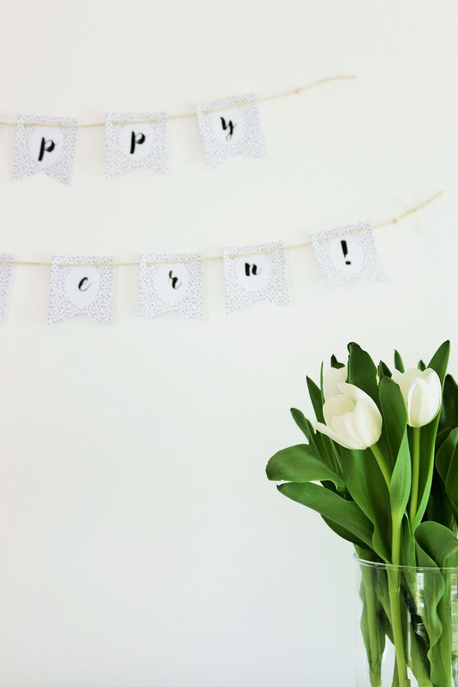 Bild: schnelle DIY Girlande als Deko für Ostern, diesem Freebie als Vorlage Ostergirlande schnell selber basteln: www.partystories.de