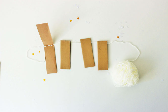 Bild: DIY Deko Girlande für die Party oder Hochzeit aus Papier gestalten - mit dieser Anleitung ganz einfach eine schöne Partygirlande für jeden Anlass basteln! // gefunden auf dem DIY & Kreativ Blog Partystories.de // #diygirlande #Girlande #Partydeko