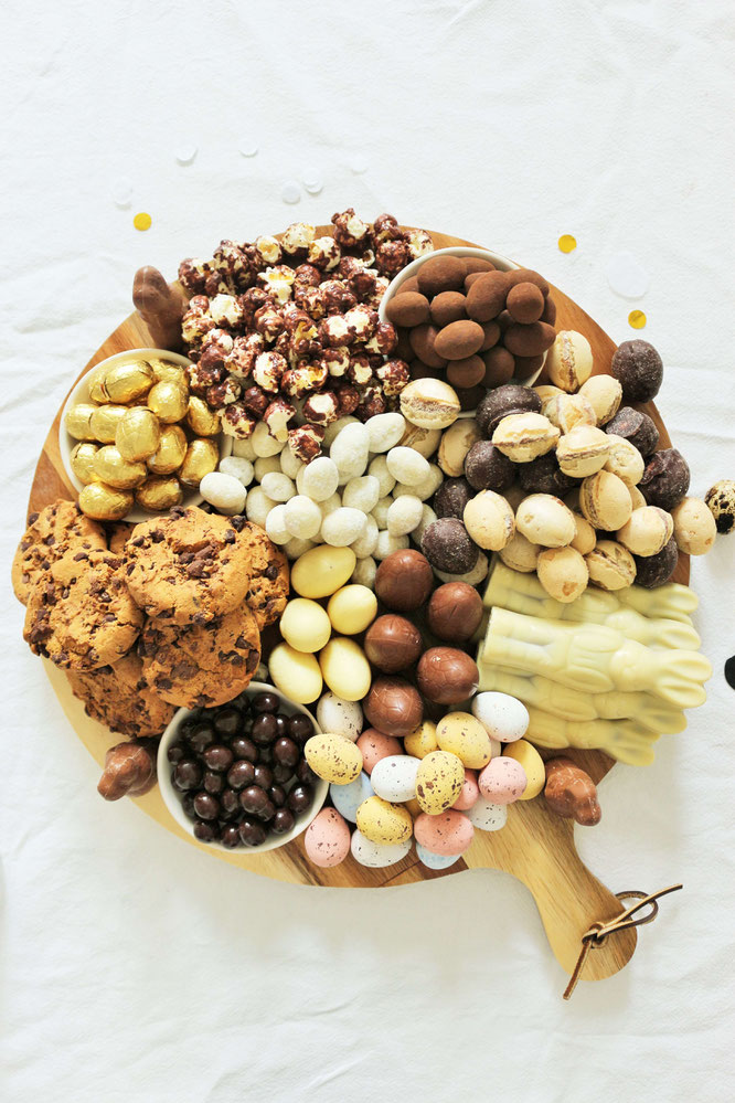 Bild: Schokolade mal anders als Grazing Platter oder Grazing Board zum Oster Brunch servieren - so geht der Food Trend der Partyplatte für Ostern! // Anleitung & Fotos von Partystories.de // #Ostern #Partyfood #Osternfeiern #Tischdeko #Osterparty #Brunch