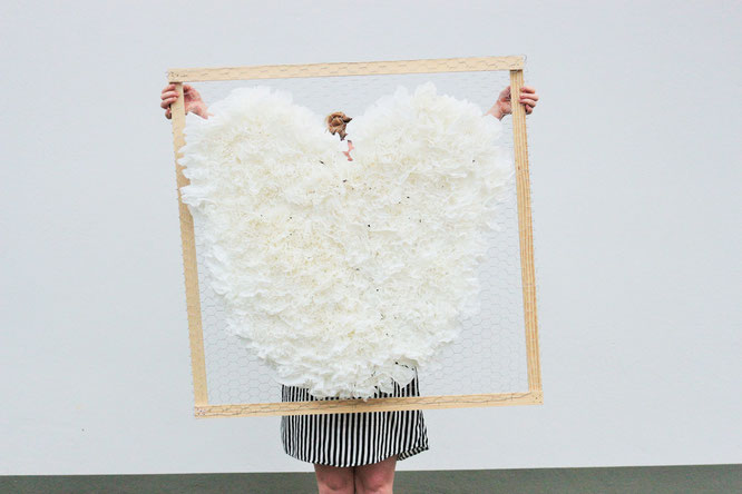 Bild: DIY Deko Backdrop für die Party oder Hochzeit – mit dieser Anleitung ganz einfach eine Upcycling Dekoration aus alten Kaffeefiltern selber basteln // gefunden auf dem Partystyling Blog Partystories.de // #diydeko #Kaffee #partydeko #hochzeitsdeko
