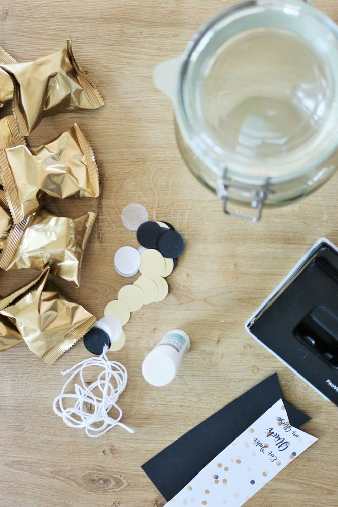 Bild: DIY Geschenkidee, ein Jahr Glück im Glas, HEMA Glückskekse, gefunden auf Partystories.de