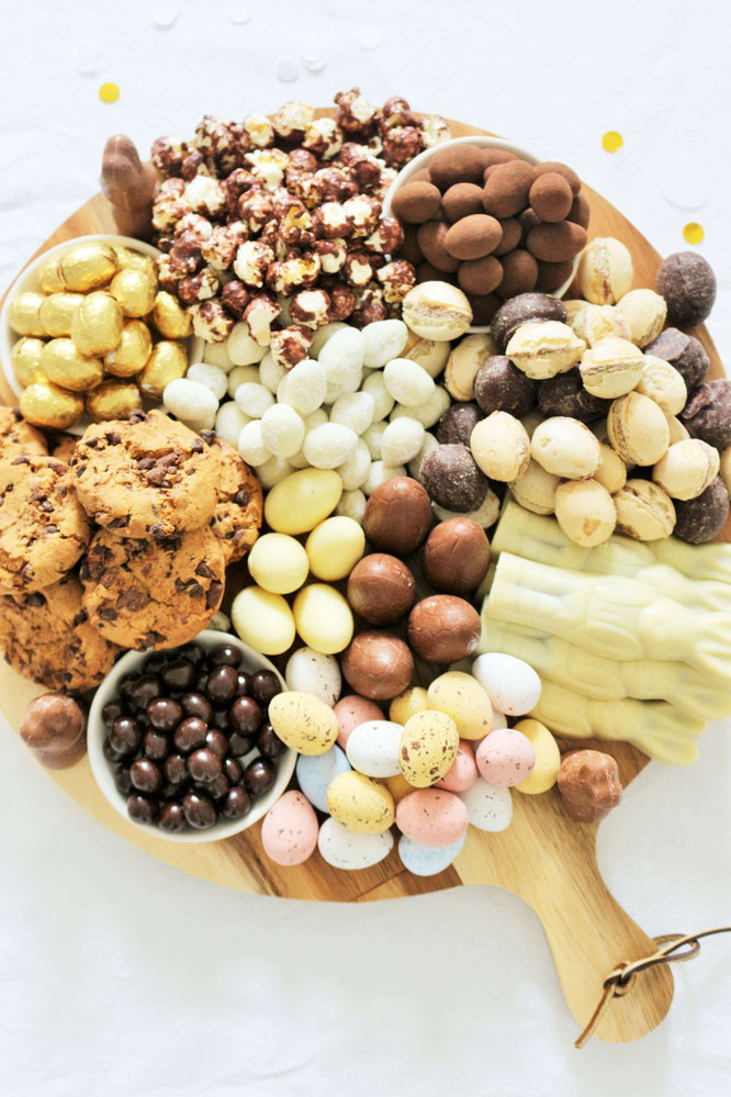 Bild: Schokolade mal anders als Grazing Platter oder Grazing Board zum Oster Brunch servieren - so geht der Food Trend der Partyplatte für Ostern! // Anleitung & Fotos von Partystories.de // #Ostern #Partyfood #Osternfeiern #Tischdeko #Osterparty #Brunch