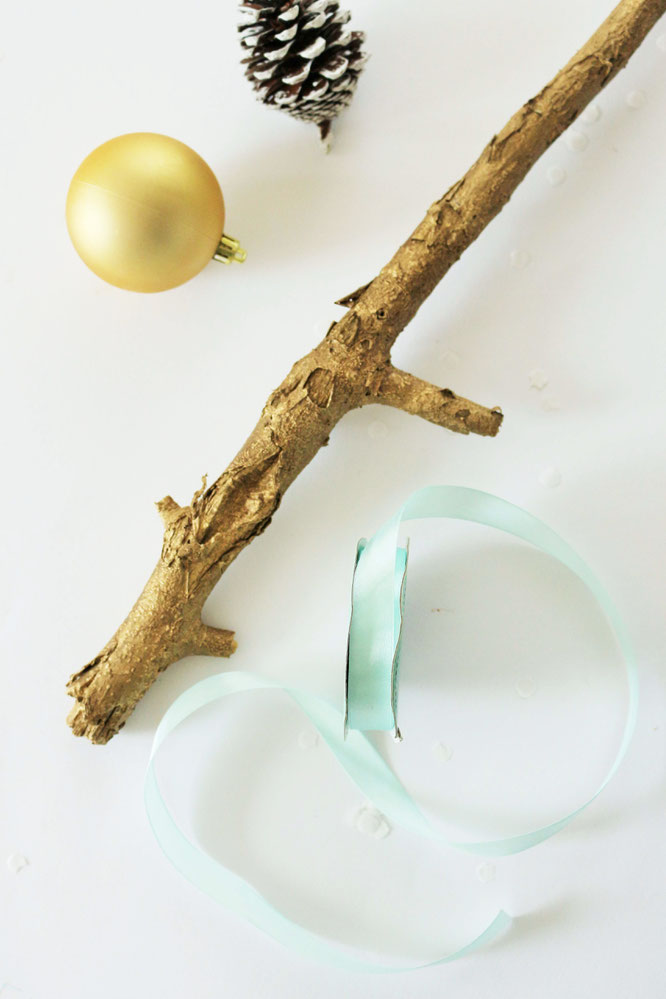 Bild: DIY Upcycling Adventskalender mit Kaffeefilter zum Aufhängen selber machen - Ideen und Schritt-für-Schritt Anleitung von Partystories.de // #Advent #Adventskalender #DIYadventskalender #Upcycling