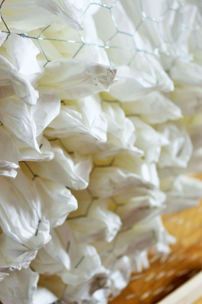 Bild: DIY Deko Backdrop für die Party oder Hochzeit – mit dieser Anleitung ganz einfach eine Upcycling Dekoration aus alten Kaffeefiltern selber basteln // gefunden auf dem Partystyling Blog Partystories.de // #diydeko #Kaffee #partydeko #hochzeitsdeko