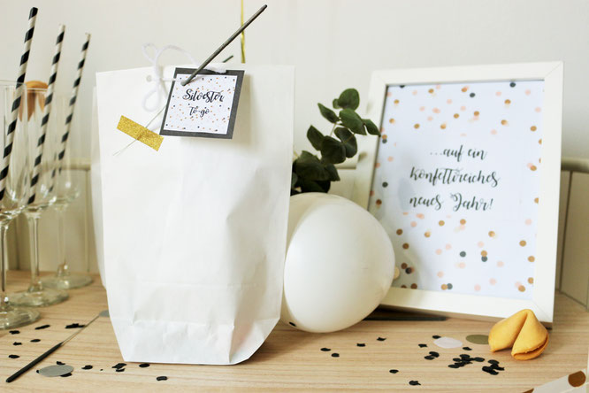 Bild: eine schnelle DIY Geschenk Idee für Silvester und die Silvesterparty, Silvester to-go - mit Glückskeksen, Wunderkerzen, Konfetti und Mitternachtsküsschen, gefunden auf www.Partystories.de