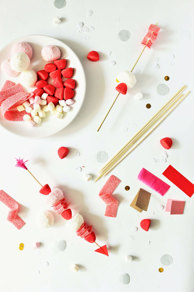 Bild: Süßigkeiten als Geschenkidee selber machen – mit dieser Anleitung Süßigkeiten Spieße zum Valentinstag verschenken; gefunden auf dem DIY Deko & Partystleing Blog Partystories.de // #Valentinstag #DIYgeschenk #LoveisSweet