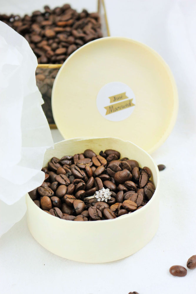 Bild: Ringkissen mal anders - mit diesen Ideen moderne Ringkissen Alternativen für die Hochzeit als Box oder Schachtel in verschiedenen Stilen wie Vintage oder Boho ganz einfach selber machen // gefunden auf partystories.de // #Hochzeit #diyHochzeit