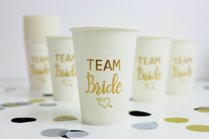 Bild: DIY Deko Idee für den JGA und die Brautparty - so einfach Gläser und Becher mit temporären Tattoos wie „Team Bride“ individuell gestalten // gefunden auf www.partystories.de // #teambraut #teambride #jga #Brautparty #bridalparty #diydeko