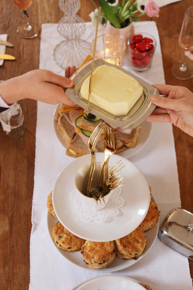 Bild: Einfaches rezept für herzhafte Scones - leckere herzhafte Scones für einen Brunch oder die Tea Party mit getrockneten Tomaten, Oliven und Schafskäse ganz einfach selber backen; gefunden auf www.partystories.de