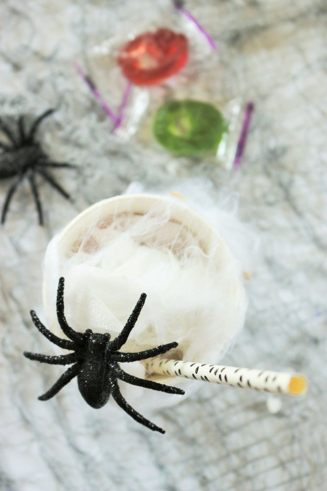 Bild: Eine schnelle last-minute Idee, um Halloween Süßigkeiten zu verpacken - als Cocktail mit Watte im Pappbecher. Noch mehr Halloween Deko Ideen zum Feiern gibt's auf www.partystories.de