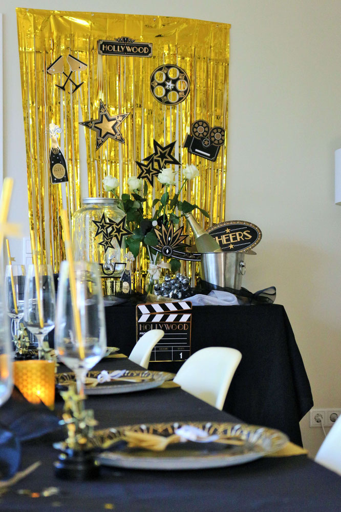 Bild: Ideen für eine Hollywood Motto Party zum Geburtstag oder im Great Gatsby Stil für Silvester, Hollywood Dekoration Ideen für eine Mottoparty von Partystories.de mit Party.de // #Hollywoodparty #Silvesterparty #Geburtstagsparty #GreatGatsbyparty