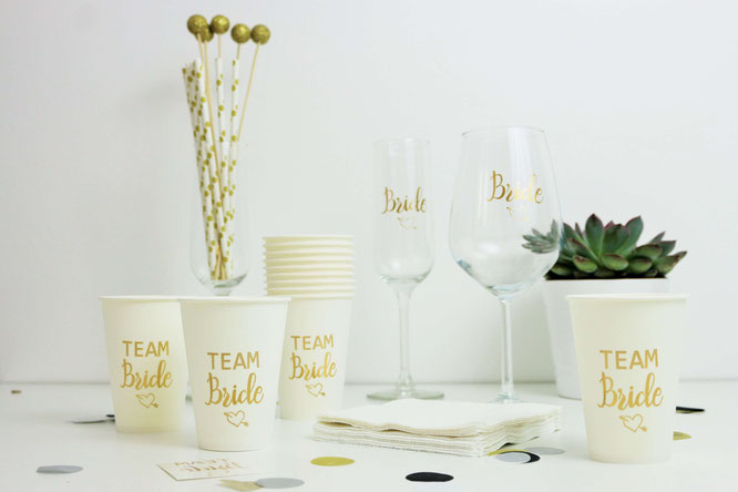 Bild: DIY Deko Idee für den JGA und die Brautparty - so einfach Gläser und Becher mit temporären Tattoos wie „Team Bride“ individuell gestalten // gefunden auf www.partystories.de // #teambraut #teambride #jga #Brautparty #bridalparty #diydeko